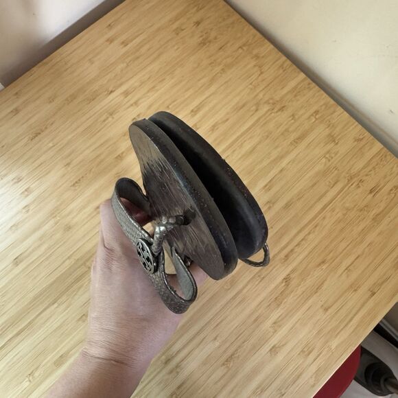 Tory Burch Women's Metallic Silver Snakeskin Embossed Leather Thong Flats Sz 9M - Picture 7 of 8